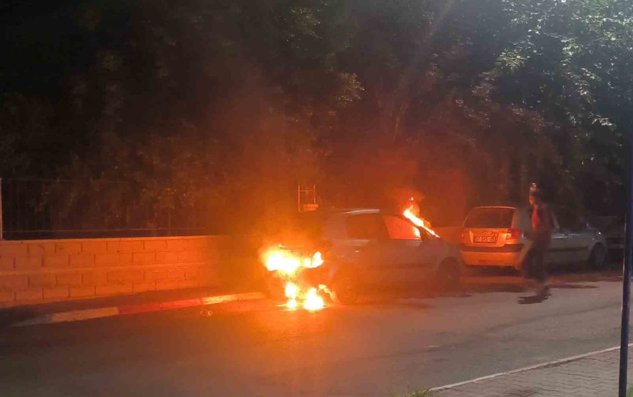 ANTALYA’DA PARK HALİNDEKİ ARAÇTA ÇIKAN YANGIN MAHALLE SAKİNLERİNİ SEFERBER ETTİ. VATANDAŞLAR...