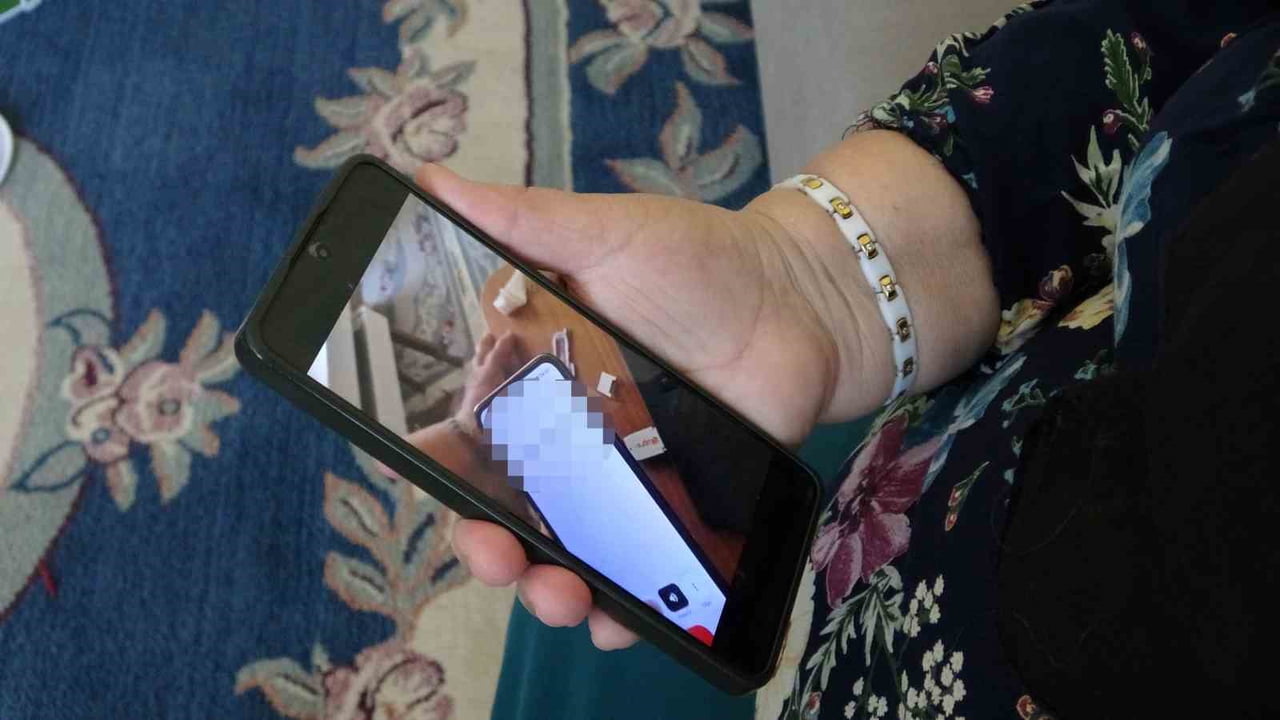 ANTALYA’DA TELEFON DOLANDIRICILARININ HEDEF ALDIĞI YAŞLI KADIN KIZI SAYESİNDE DOLANDIRILMAKTAN SON...