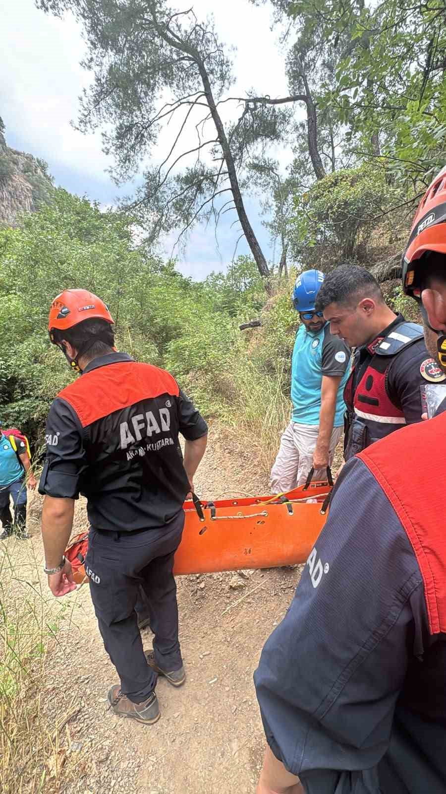 ANTALYA’DA YÜRÜYÜŞ SIRASINDA AYAĞINI KIRARAK ORMANLIK ALAN İÇERİSİNDE MAHSUR KALAN ŞAHSI AFAD...