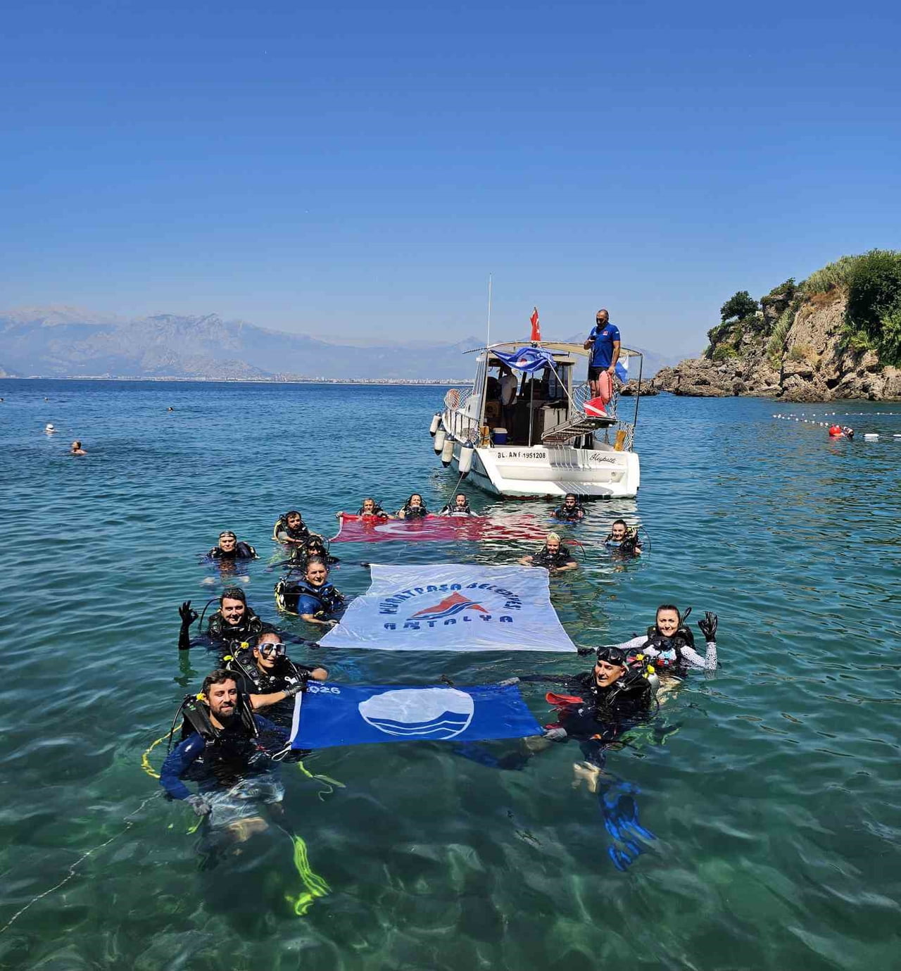 ANTALYA MURATPAŞA BELEDİYESİ’NİN GÖNÜLLÜ DALGIÇ EKİBİ, BELEDİYENİN FALEZLERDE BULUNAN BEŞ ÜCRETSİZ...
