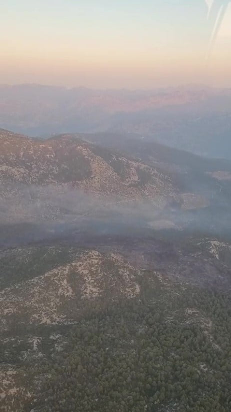 ANTALYA’NIN AKSEKİ İLÇESİNDE DÜN ÖĞLEN SAATLERİNDE BAŞLAYAN ORMAN YANGINI GECE BOYUNCA SÜREN...