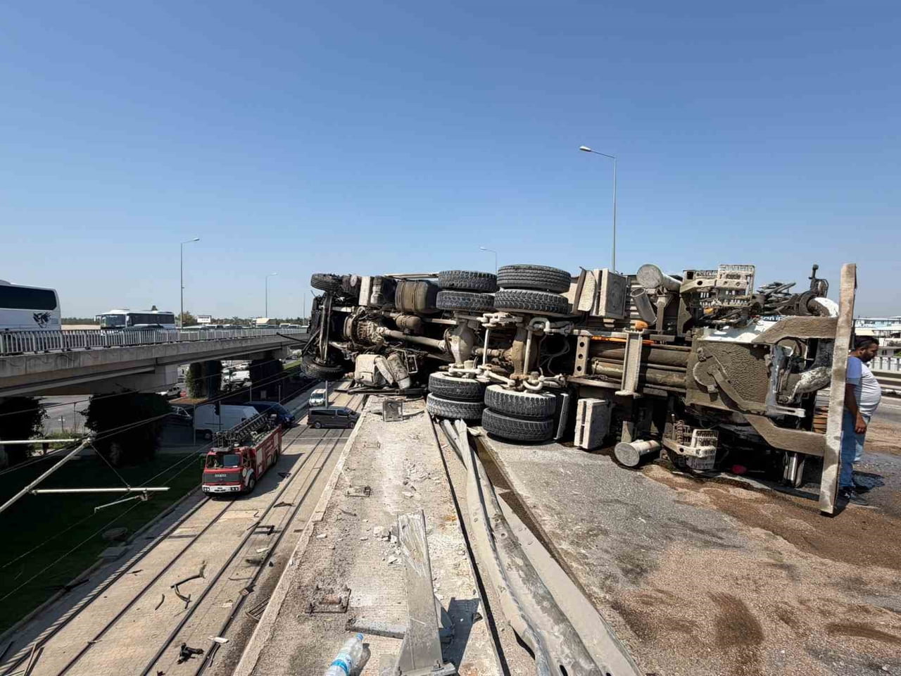 ANTALYA’NIN AKSU İLÇESİNDE KONTROLDEN ÇIKAN BETON POMPASI KAMYONU, BARİYERLERE ÇARPARAK YAN YATTI...