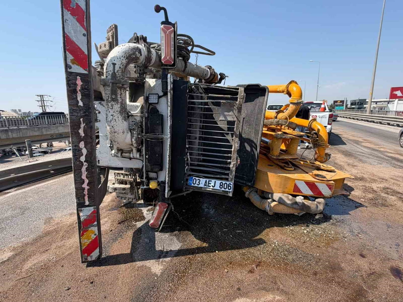 ANTALYA’NIN AKSU İLÇESİNDE KONTROLDEN ÇIKAN BETON POMPASI KAMYONU, BARİYERLERE ÇARPARAK YAN YATTI...