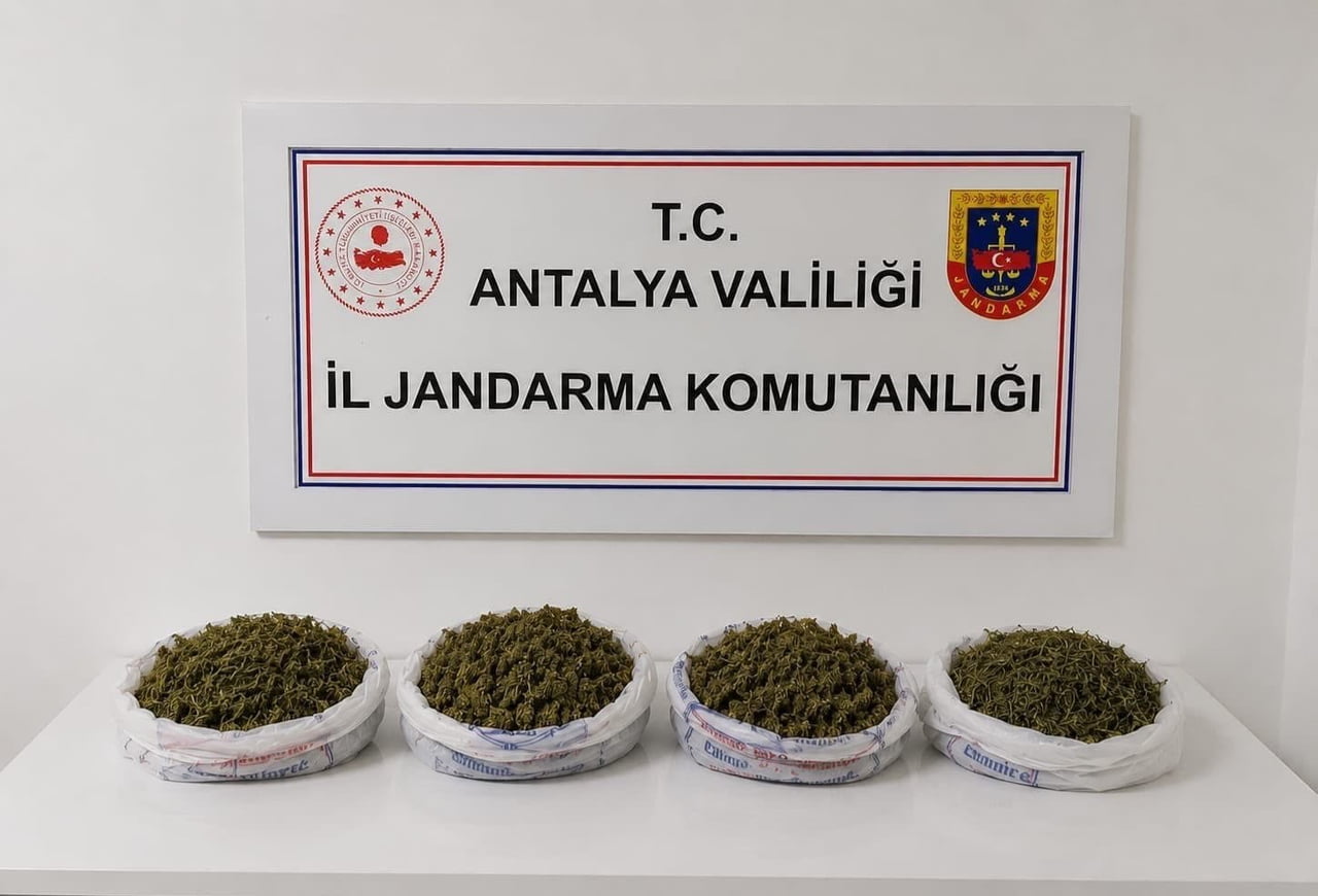 ANTALYA’NIN ALANYA İLÇESİNDE JANDARMA EKİPLERİ TARAFINDAN BİR ŞAHSIN İKAMETİNDE YAPILAN ARAMADA 1...