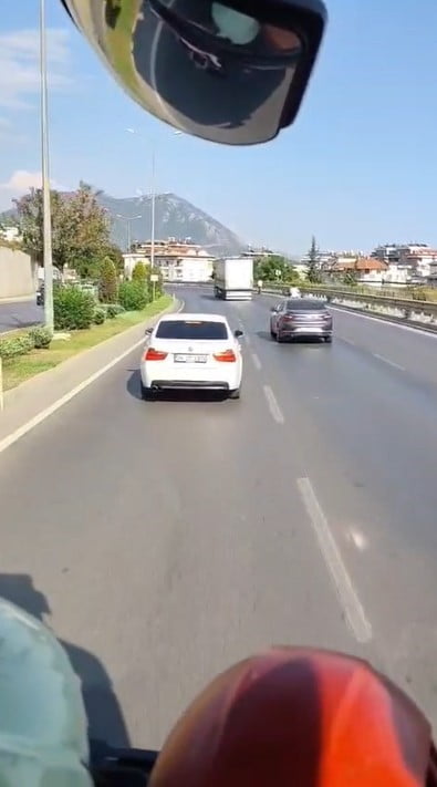 ANTALYA’NIN ALANYA İLÇESİNDE SİRENLERİNİ AÇARAK TRAFİK KAZASINA MÜDAHALE ETMEYE GİDEN İTFAİYE...
