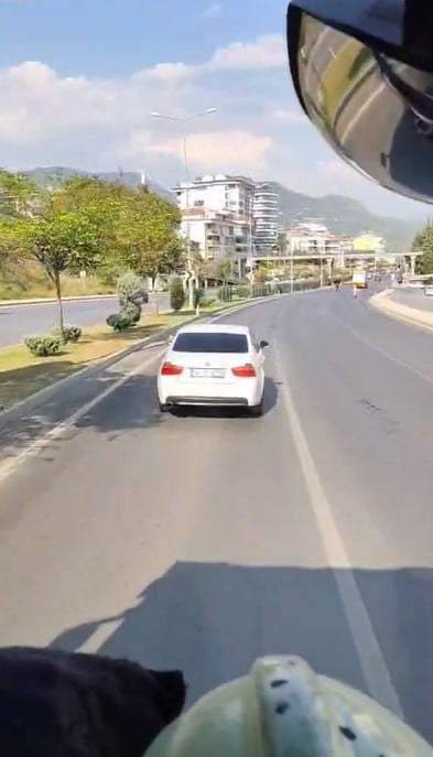 ANTALYA’NIN ALANYA İLÇESİNDE SİRENLERİNİ AÇARAK TRAFİK KAZASINA MÜDAHALE ETMEYE GİDEN İTFAİYE...