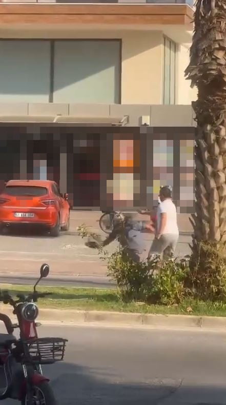 ANTALYA’NIN GAZİPAŞA İLÇESİNDE MOTOSİKLET SÜRÜCÜSÜ İLE TİCARİ TAKSİ ŞOFÖRÜ ARASINDA ÇIKAN TRAFİK...