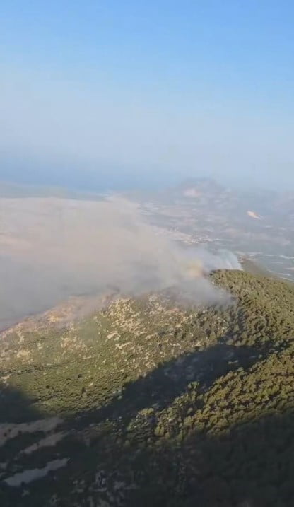 ANTALYA’NIN KAŞ İLÇESİNDE SABAHA KARŞI ÇIKAN ORMAN YANGINI, HAVADAN VE KARADAN MÜDAHALESİ SONUCU...