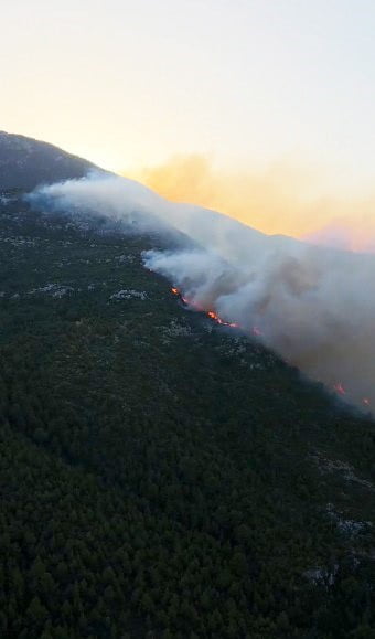 ANTALYA’NIN KAŞ İLÇESİNDE SABAHA KARŞI ÇIKAN ORMAN YANGININA MÜDAHALE SÜRÜYOR.