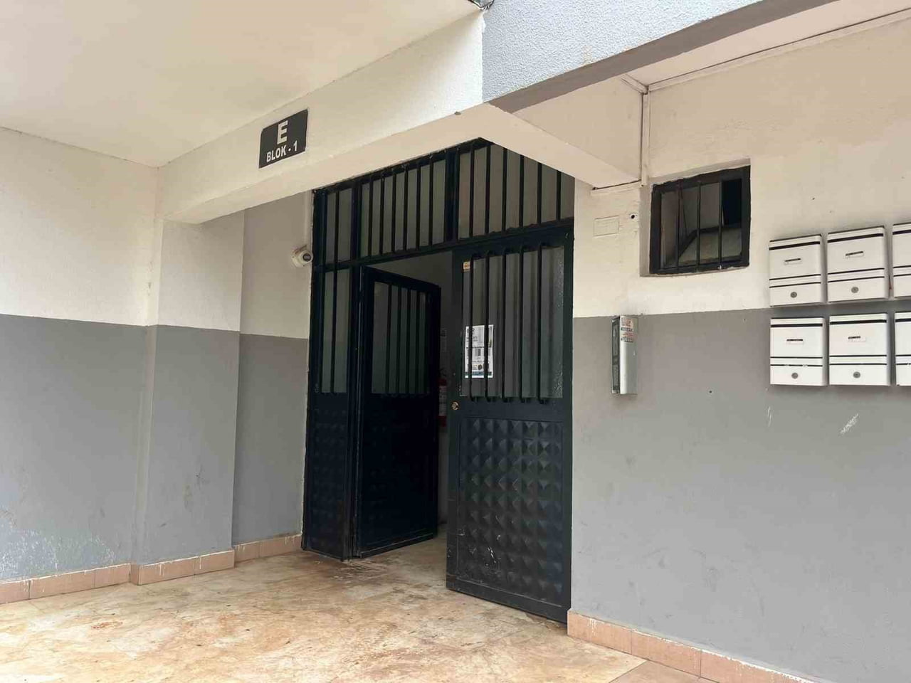 ANTALYA’NIN KEPEZ İLÇESİNDE 43 YAŞINDAKİ HASİBE NİHAL KALAYCI, YAKINLARI TARAFINDAN EVİNDE ÖLÜ...