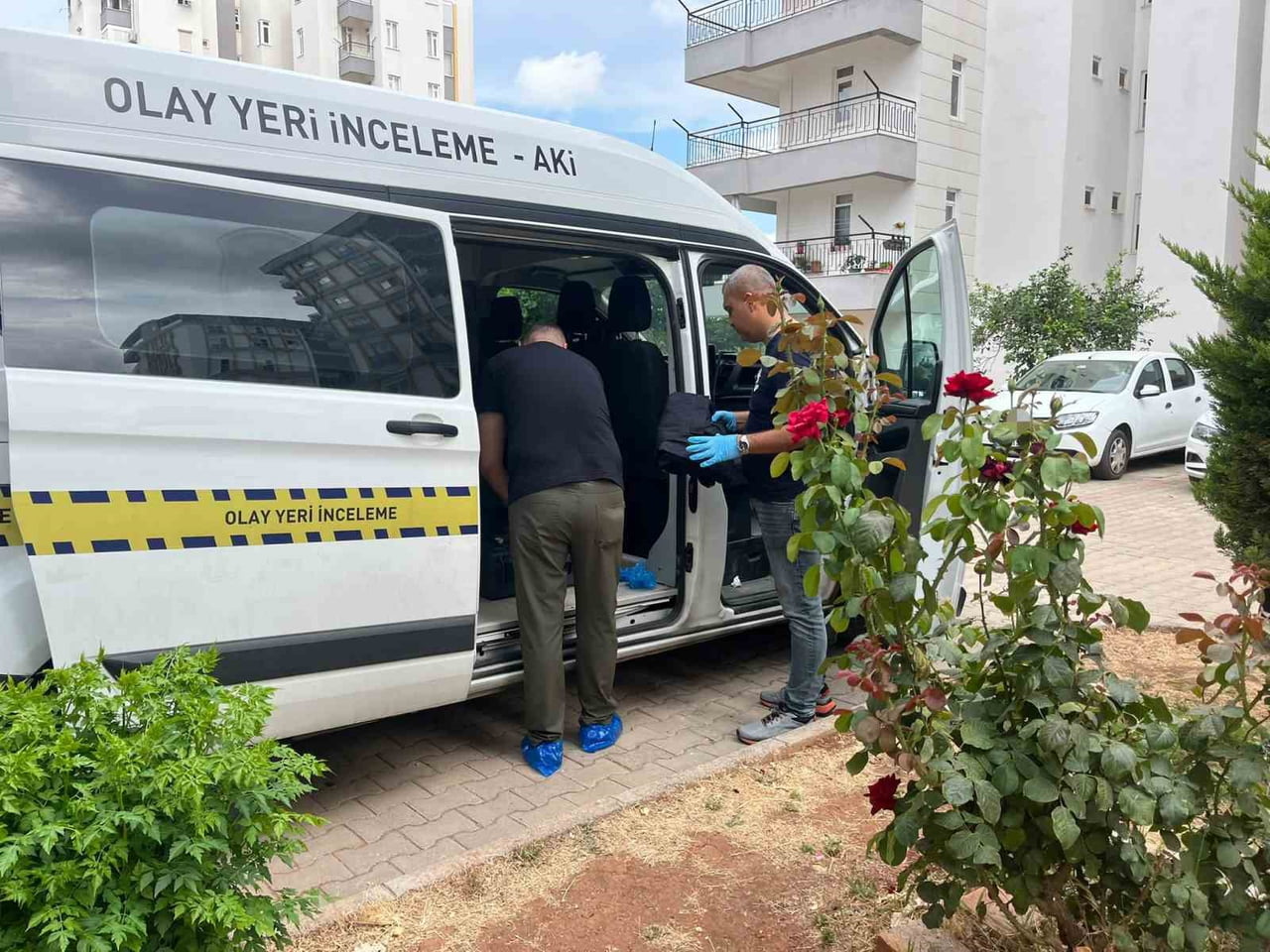 ANTALYA’NIN KEPEZ İLÇESİNDE 43 YAŞINDAKİ KADIN, YAKINLARI TARAFINDAN EVİNDE ÖLÜ BULUNDU.