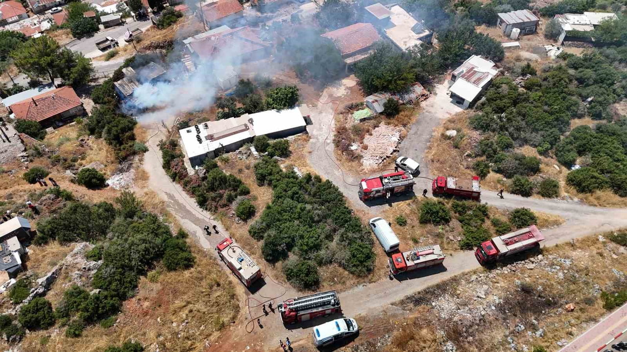 ANTALYA’NIN KEPEZ İLÇESİNDE İNŞAAT MALZEMELERİNİN BULUNDUĞU BARAKADA YANGIN ÇIKTI. GÖKYÜZÜNÜ...