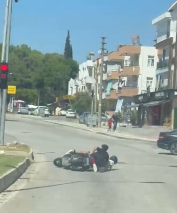 ANTALYA’NIN MANAVGAT İLÇESİNDE BİR OTOMOBİL SÜRÜCÜSÜNÜN CEP TELEFONUYLA KAYDA ALDIĞI MOTOSİKLET...