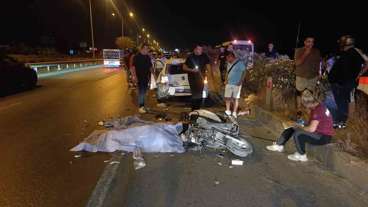 ANTALYA’NIN MANAVGAT İLÇESİNDE EMNİYET ŞERİDİNDE DURAN OTOMOBİLE ARKADAN ÇARPAN MOTOSİKLETİN...