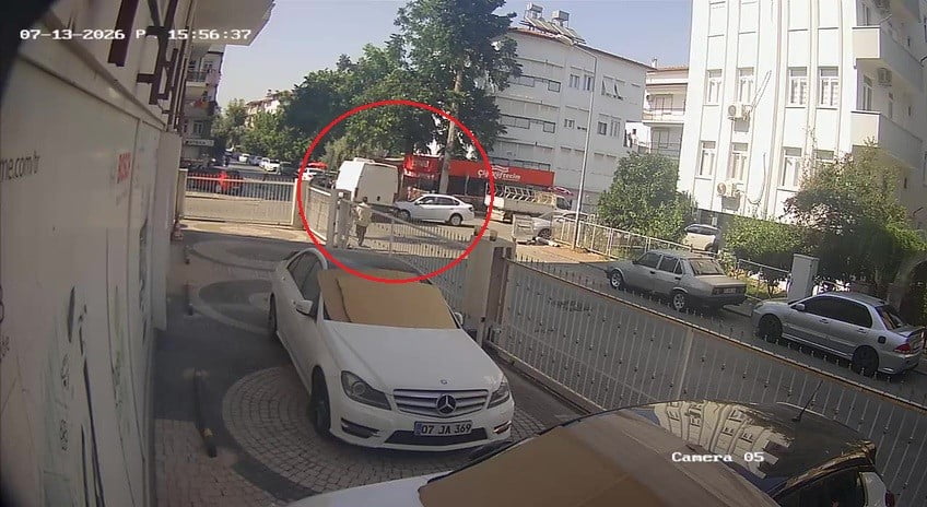 ANTALYA’NIN MANAVGAT İLÇESİNDE HÜKÜMET CADDESİ İLE MİTHATPAŞA CADDESİ KESİŞİMİNDE KAMYONET İLE...