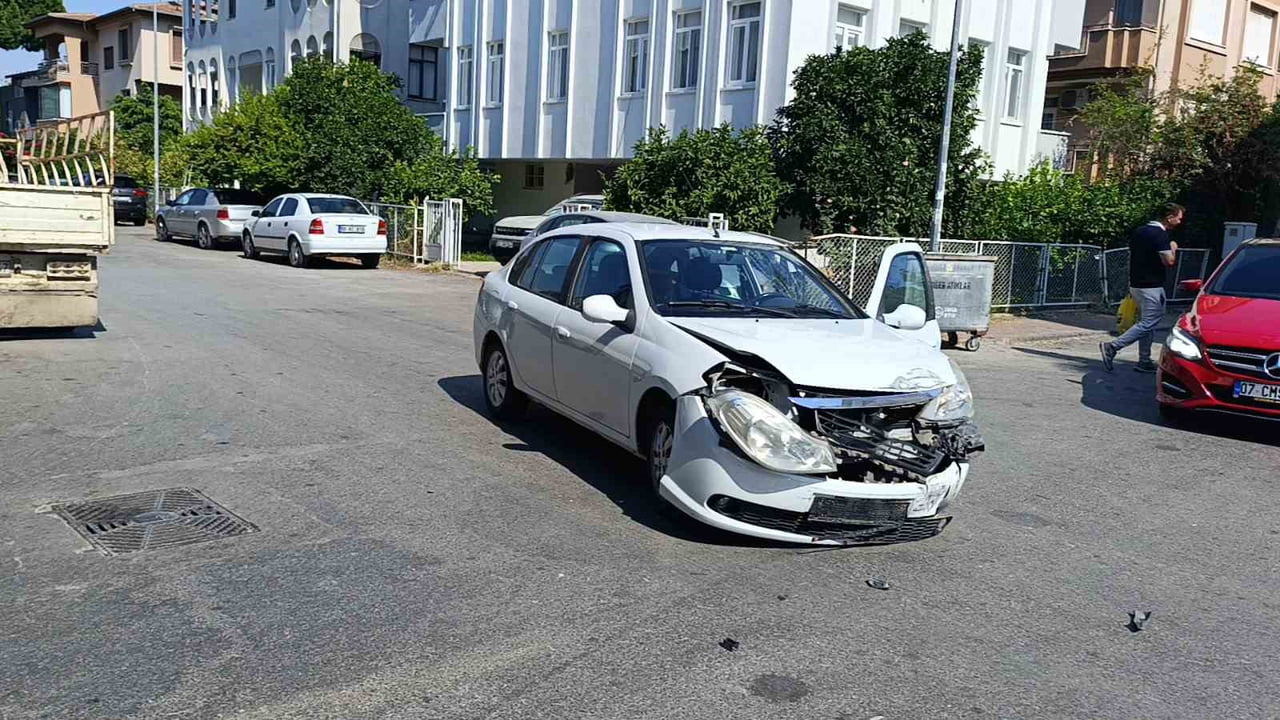 ANTALYA’NIN MANAVGAT İLÇESİNDE HÜKÜMET CADDESİ İLE MİTHATPAŞA CADDESİ KESİŞİMİNDE KAMYONET İLE...