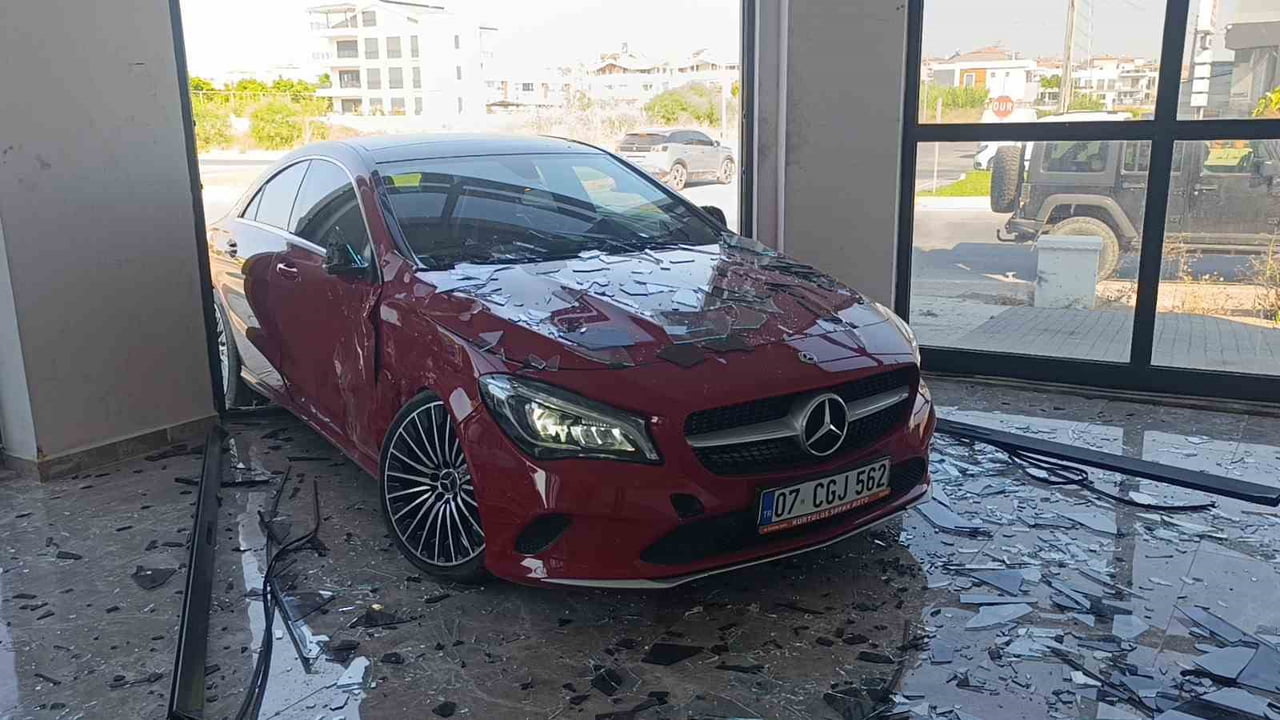 ANTALYA’NIN MANAVGAT İLÇESİNDE İKİ OTOMOBİLİN ÇARPIŞMASININ ARDINDAN KONTROLDEN ÇIKAN ARAÇLAR, YOL...