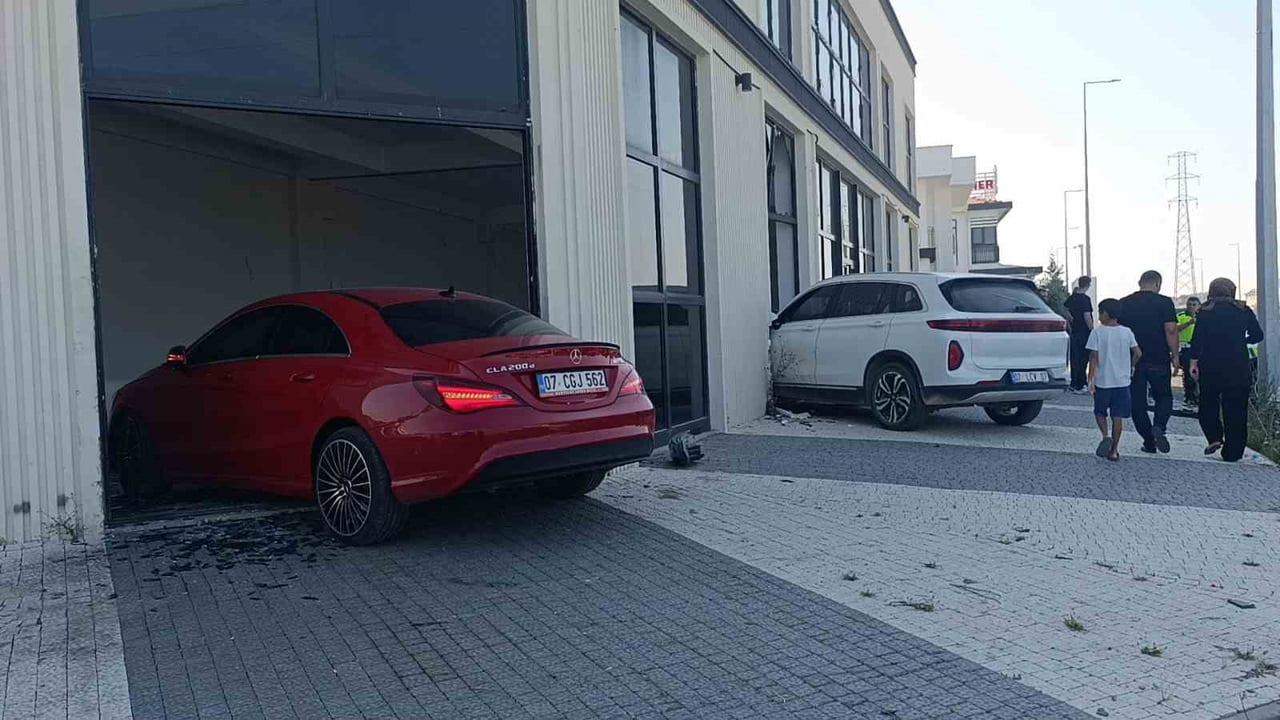 ANTALYA’NIN MANAVGAT İLÇESİNDE İKİ OTOMOBİLİN ÇARPIŞMASININ ARDINDAN KONTROLDEN ÇIKAN ARAÇLAR, YOL...
