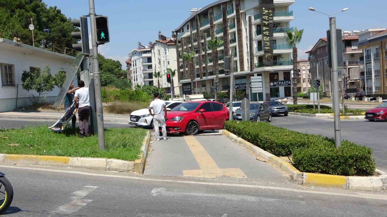 ANTALYA’NIN MANAVGAT İLÇESİNDE MEYDANA GELEN TRAFİK KAZASINDA SÜRÜCÜSÜNÜN DİREKSİYON HAKİMİYETİNİ...