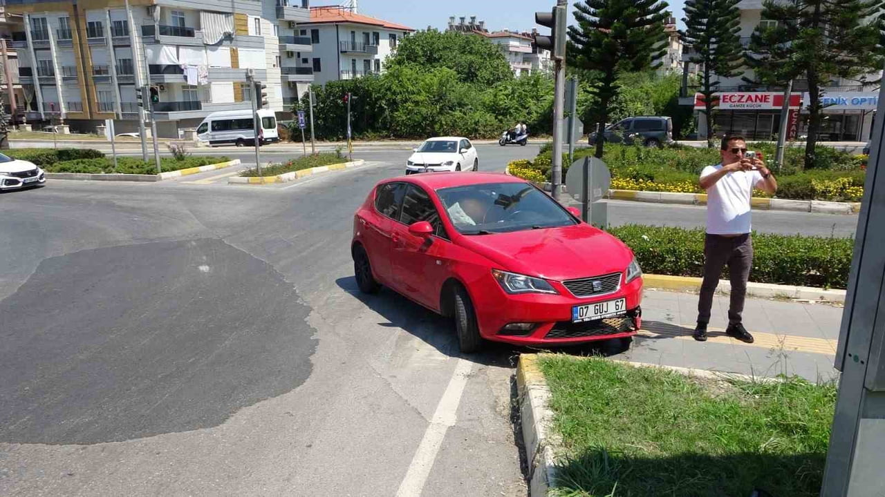 ANTALYA’NIN MANAVGAT İLÇESİNDE MEYDANA GELEN TRAFİK KAZASINDA SÜRÜCÜSÜNÜN DİREKSİYON HAKİMİYETİNİ...