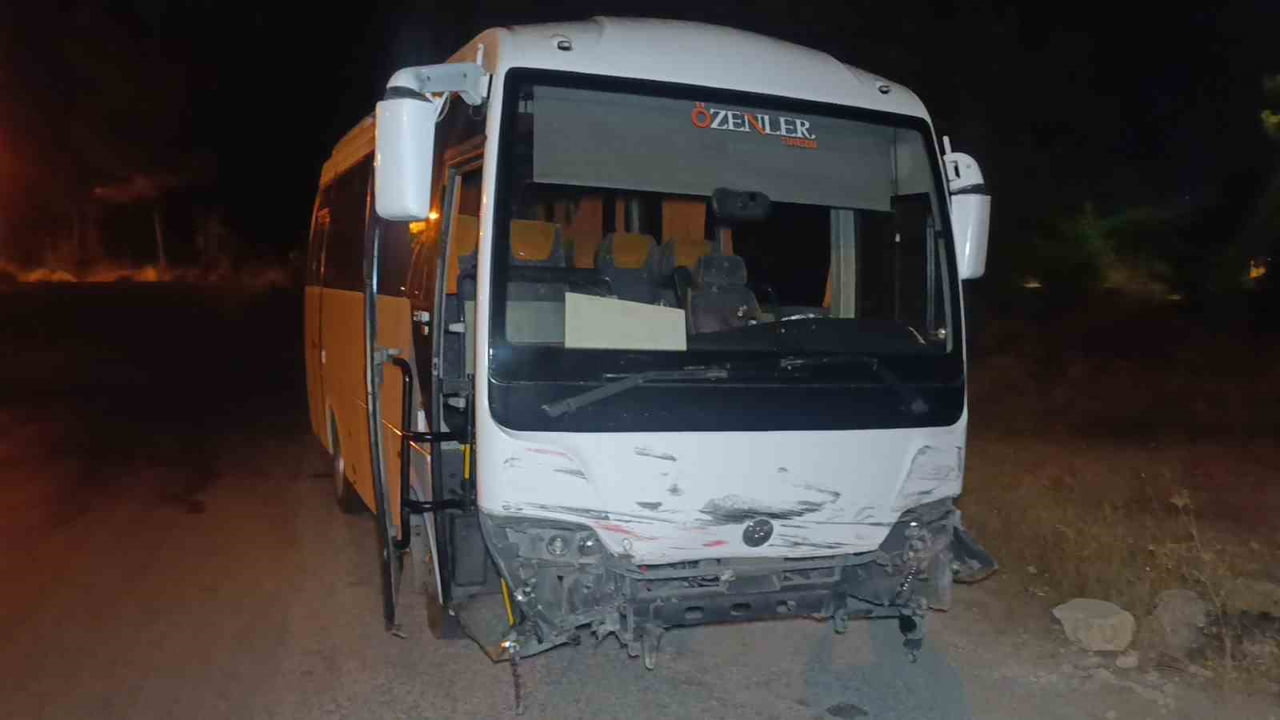 ANTALYA’NIN MANAVGAT İLÇESİNDE MİDİBÜS İLE OTOMOBİLİN ÇARPIŞMASI SONUCU MEYDANA GELEN KAZADA 6...