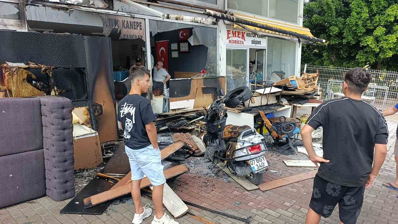 ANTALYA’NIN MANAVGAT İLÇESİNDE MOBİLYA DÖŞEME ATÖLYESİNDE ÇIKAN YANGIN, İTFAİYENİN ZAMANINDA...