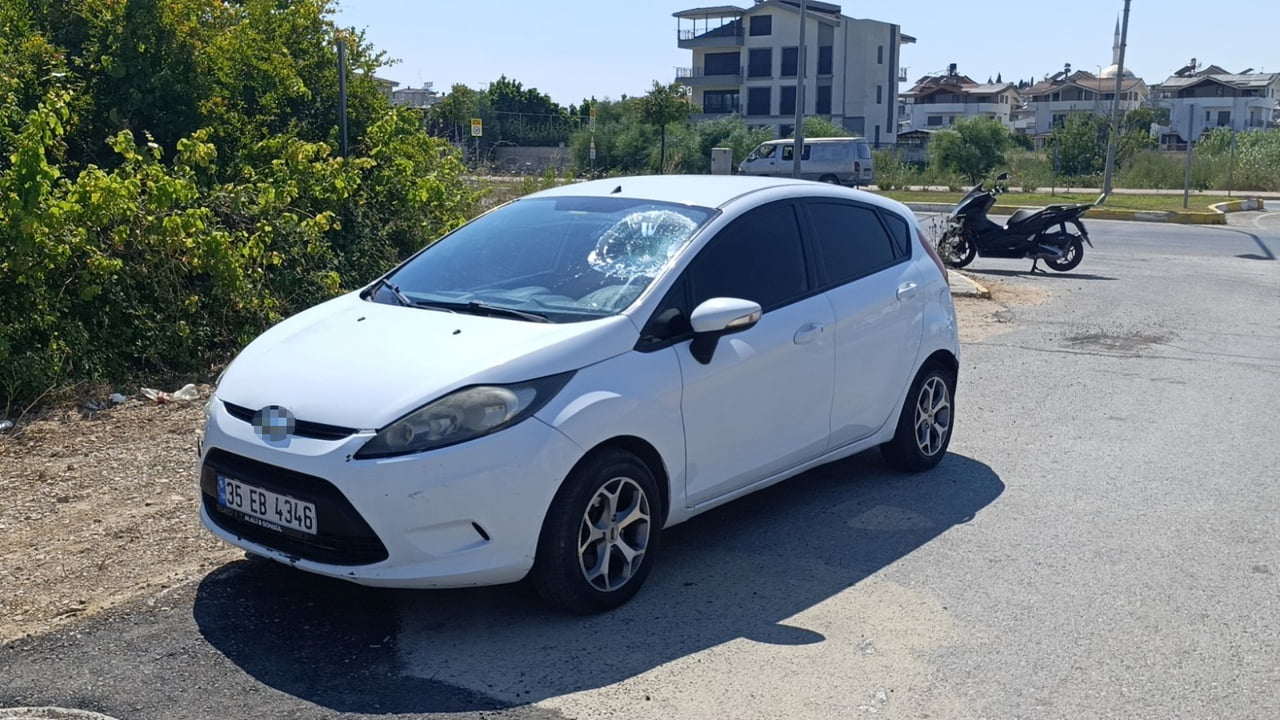 ANTALYA’NIN MANAVGAT İLÇESİNDE MOTOSİKLET İLE OTOMOBİL KAVŞAKTA ÇARPIŞTI
