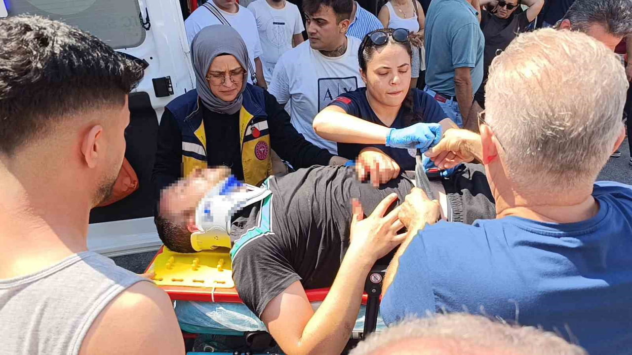 ANTALYA’NIN MANAVGAT İLÇESİNDE MOTOSİKLET İLE OTOMOBİLİN ÇARPIŞMASI SONUCU MEYDANA GELEN KAZADA...