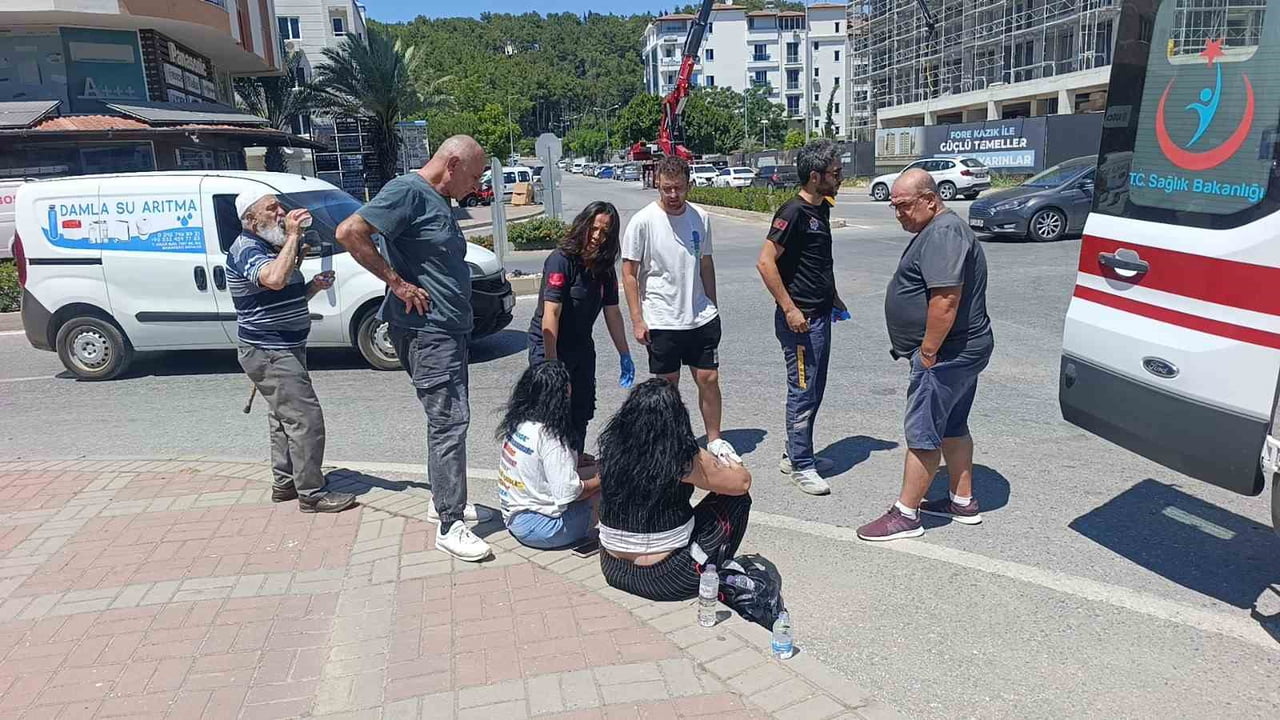 ANTALYA’NIN MANAVGAT İLÇESİNDE SEYİR HALİNDEKİ MOTOSİKLET, ARA SOKAKTAN CADDEYE ÇIKAN KAPALI KASA...