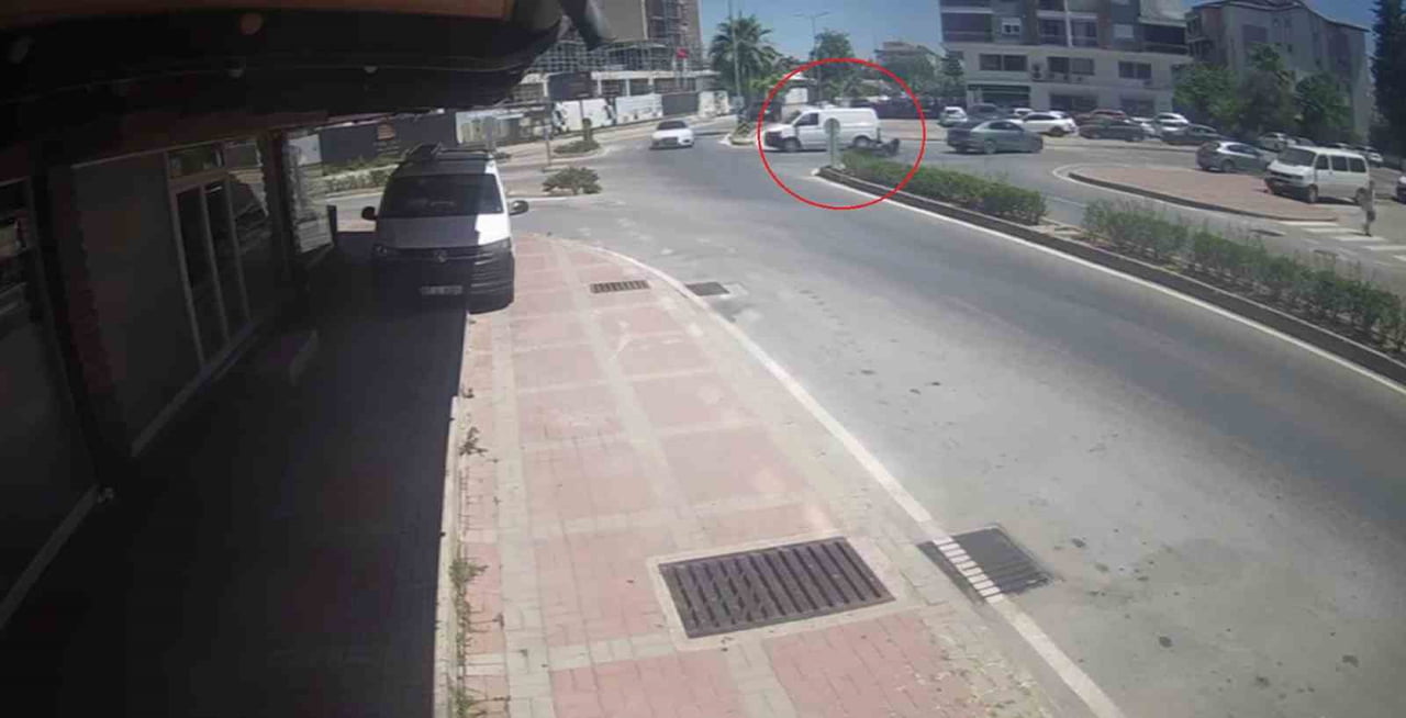 ANTALYA’NIN MANAVGAT İLÇESİNDE SEYİR HALİNDEKİ MOTOSİKLET, ARA SOKAKTAN CADDEYE ÇIKAN KAPALI KASA...