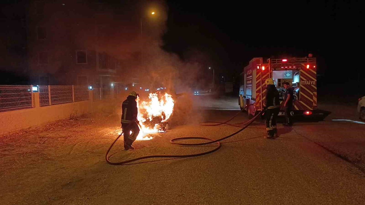 ANTALYA’NIN MANAVGAT İLÇESİNDE SEYİR HALİNDEKİ OTOMOBİLİN MOTOR BÖLÜMÜNDE BAŞLAYAN VE ARACIN ALEV...