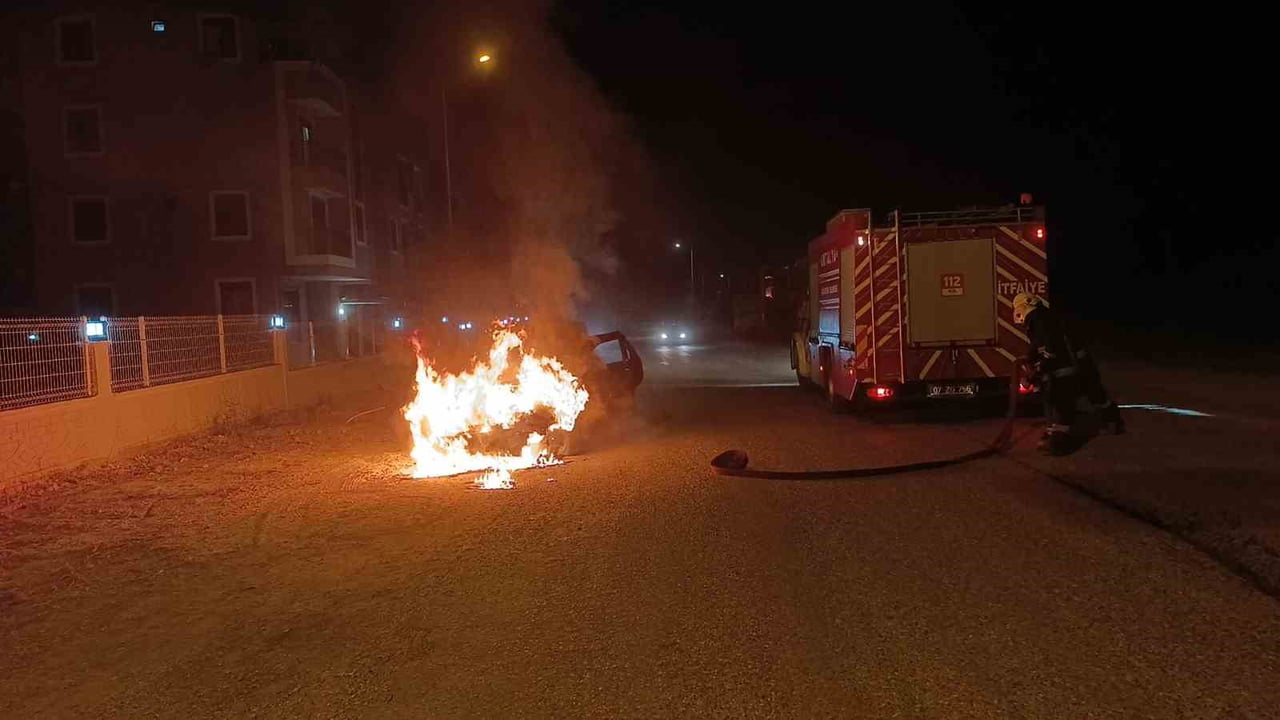 ANTALYA’NIN MANAVGAT İLÇESİNDE SEYİR HALİNDEKİ OTOMOBİLİN MOTOR BÖLÜMÜNDE BAŞLAYAN VE ARACIN ALEV...