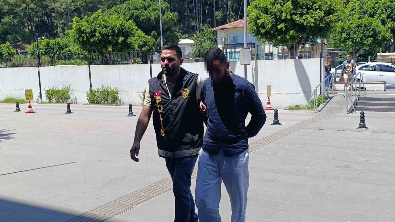 ANTALYA’NIN MANAVGAT İLÇESİNDEEMEKLİ ÖĞRETMENİ 2 MİLYON LİRA DOLANDIRDI, 2 BİN DAKİKALIK GÖRÜNTÜ...