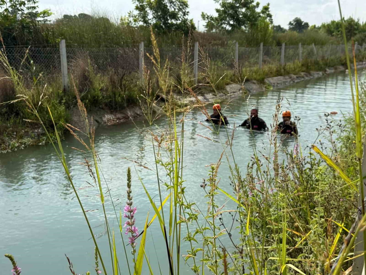 ANTALYA’NIN SERİK İLÇESİNDE, 36 YAŞINDAKİ SERA İŞÇİSİNİN BULMAK İÇİN SULAMA KANALINDA DÜN...