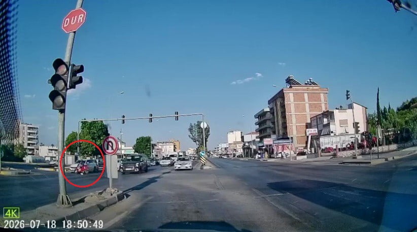ANTALYA’NIN SERİK İLÇESİNDE KIRMIZI IŞIKTA GEÇEN MOTOSİKLET, İLE OTOMOBİLİ ÇARPIŞTI. ÇARPMANIN...