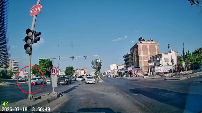 ANTALYA’NIN SERİK İLÇESİNDE KIRMIZI IŞIKTA GEÇEN MOTOSİKLET, İLE OTOMOBİLİ ÇARPIŞTI. ÇARPMANIN...