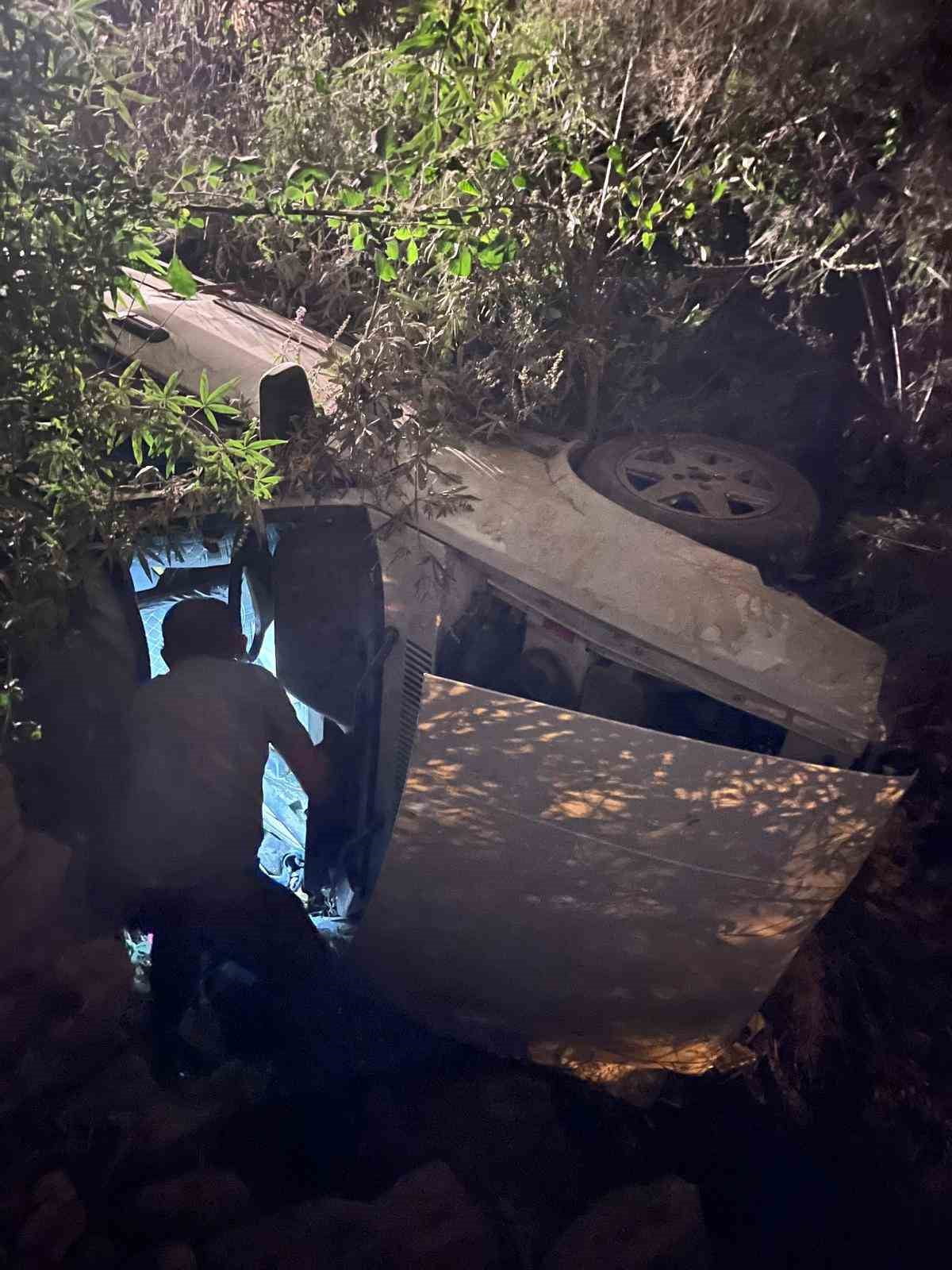 ANTALYA’NIN SERİK İLÇESİNDE MEYDANA GELEN KAZADA, YOL KENARINDAKİ AĞAÇLARIN ARASINA DALAN...