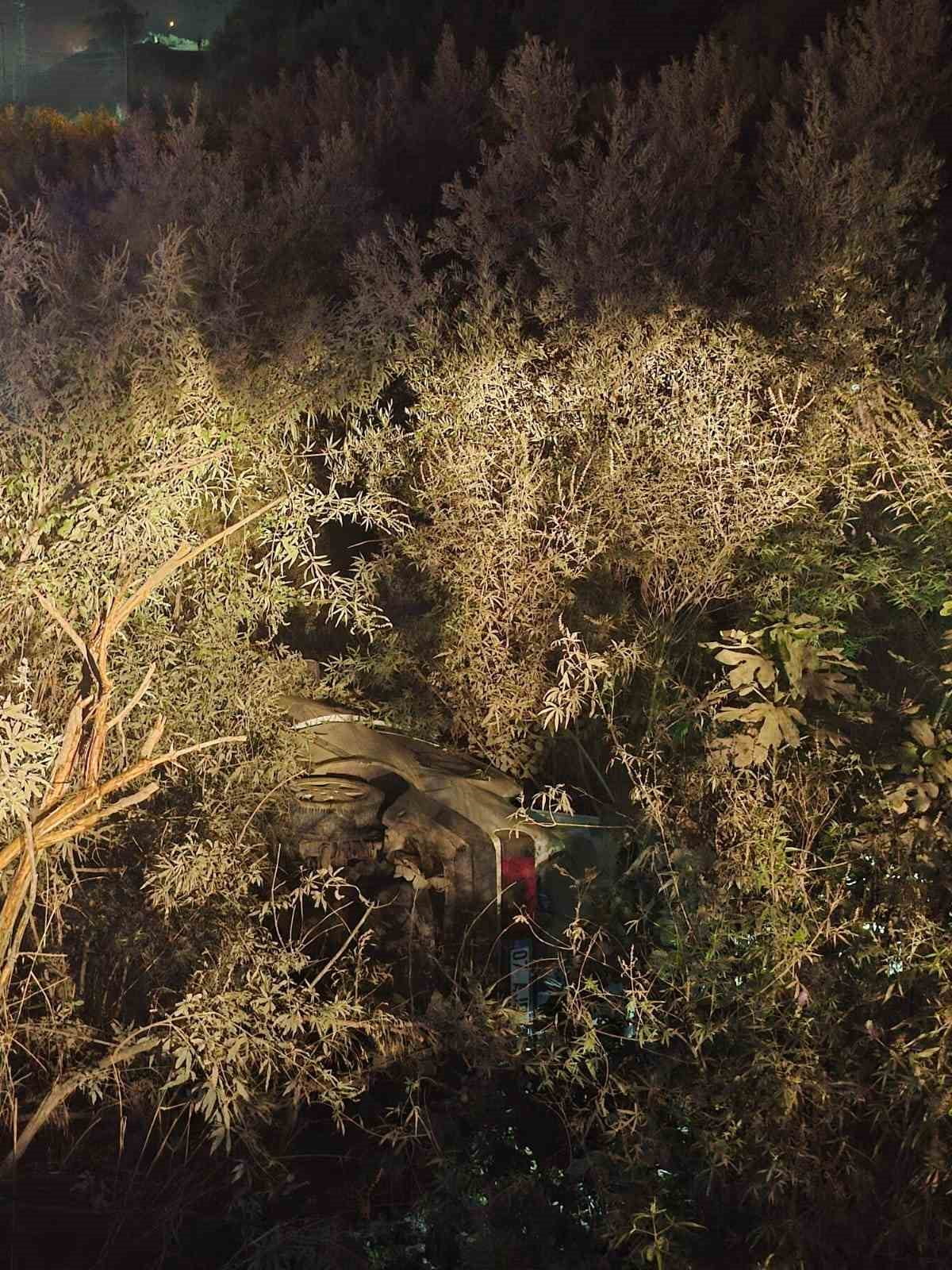 ANTALYA’NIN SERİK İLÇESİNDE MEYDANA GELEN KAZADA, YOL KENARINDAKİ AĞAÇLARIN ARASINA DALAN...