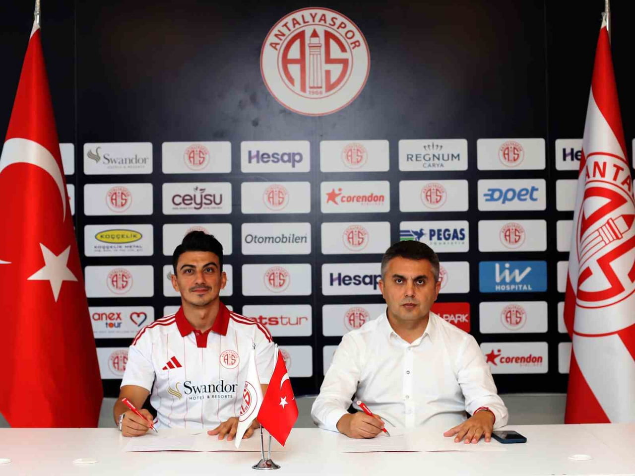 ANTALYASPOR, İÇ TRANSFERDE FUTBOLCULARI SONER DİKMEN VE ERDOĞAN YEŞİLYURT İLE 2 YILLIK SÖZLEŞME...