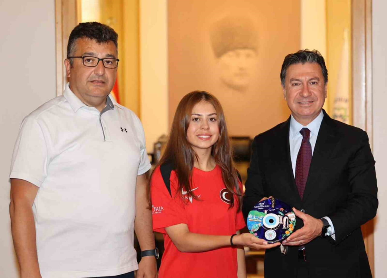 ANTRENÖR DR. EJDER SÖZEN (SOLDA) HAZAL BURUN VE MUĞLA BÜYÜKŞEHİR BELEDİYE BAŞKANI AHMET...
