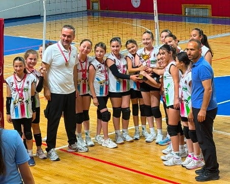 ANTRENÖR MEHMET BAŞ VE SPORCULARI