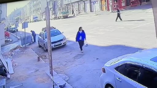 Ara sokaktan çıkan otomobilin çarptığı panelvan böyle yan yattı
