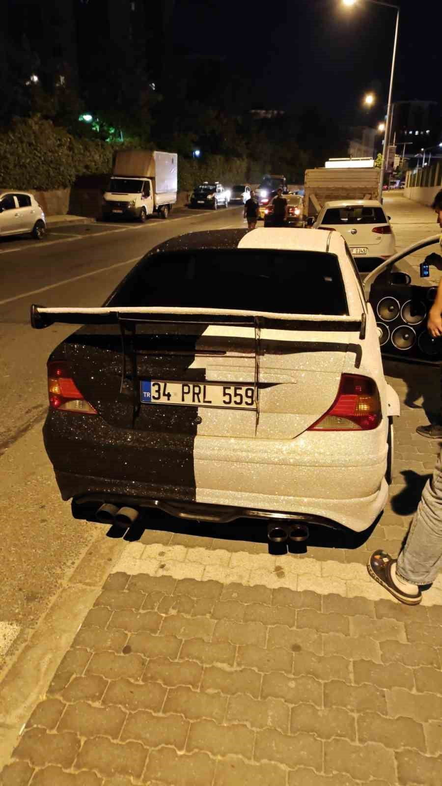 ARAÇTA, ARAÇ ÜRETİCİSİ TARAFINDAN BELİRLENEN ALANLAR DIŞINDA HOPARLÖR SİSTEMİ BULUNDUĞU TESPİT...