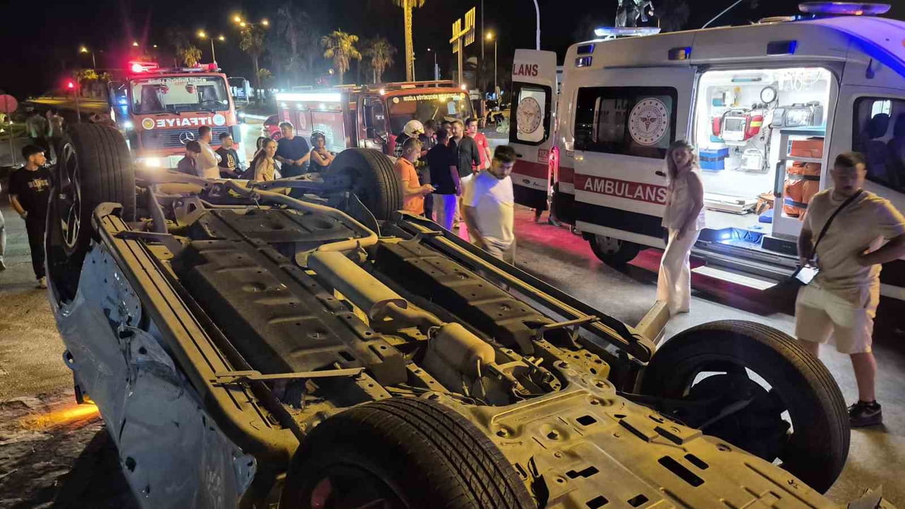 ARAÇTA SIKIŞAN YARALI, İTFAİYE EKİPLERİNİN ÇALIŞMASIYLA KURTARILARAK HASTANEYE KALDIRILDI.