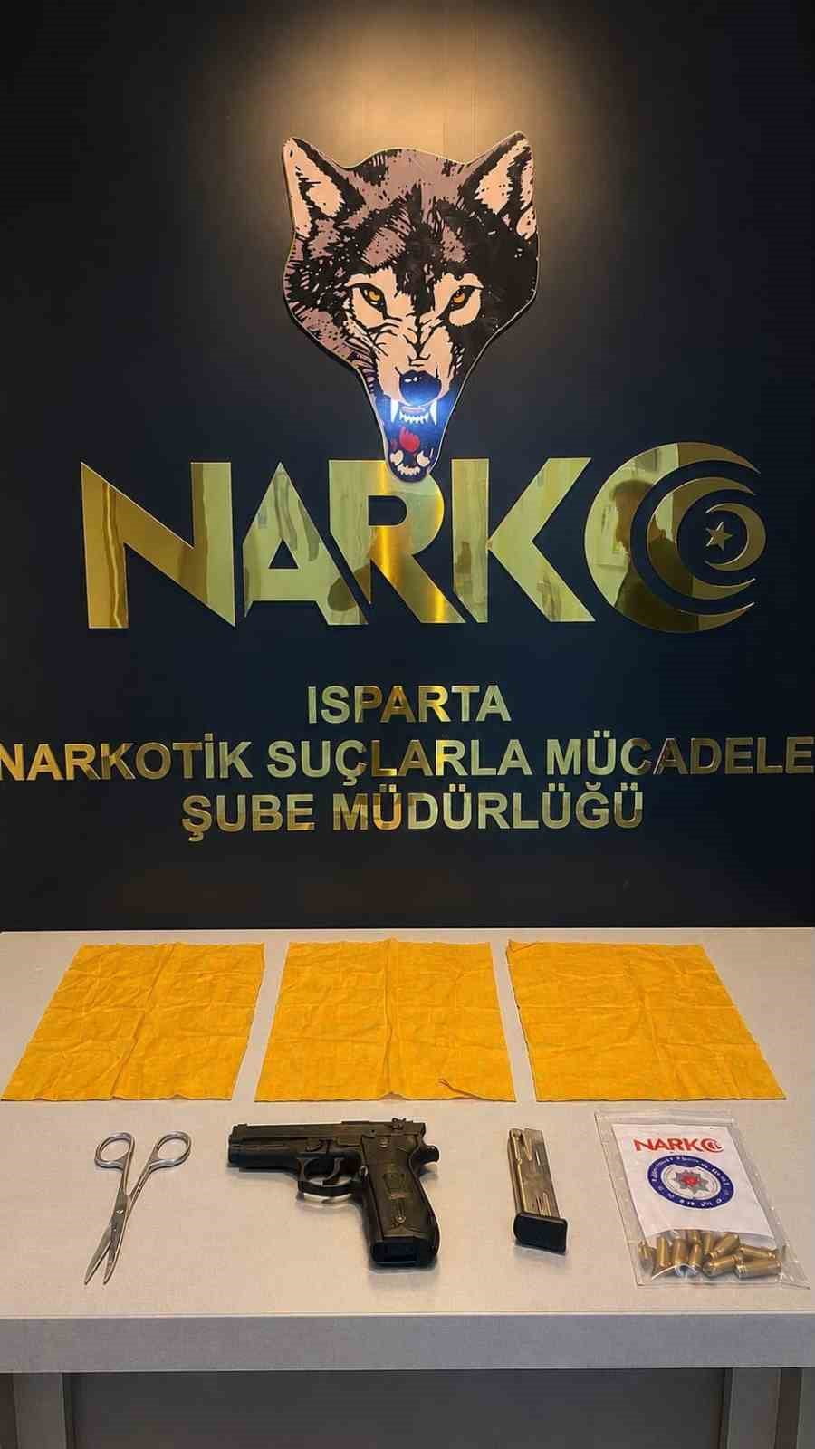 ARAÇTA YAPILAN ARAMADA 19 BİN 100 İÇİMLİK KAĞIDA EMDİRİLMİŞ SENTETİK KANNABİNOİD İLE 2 APARAT ELE...