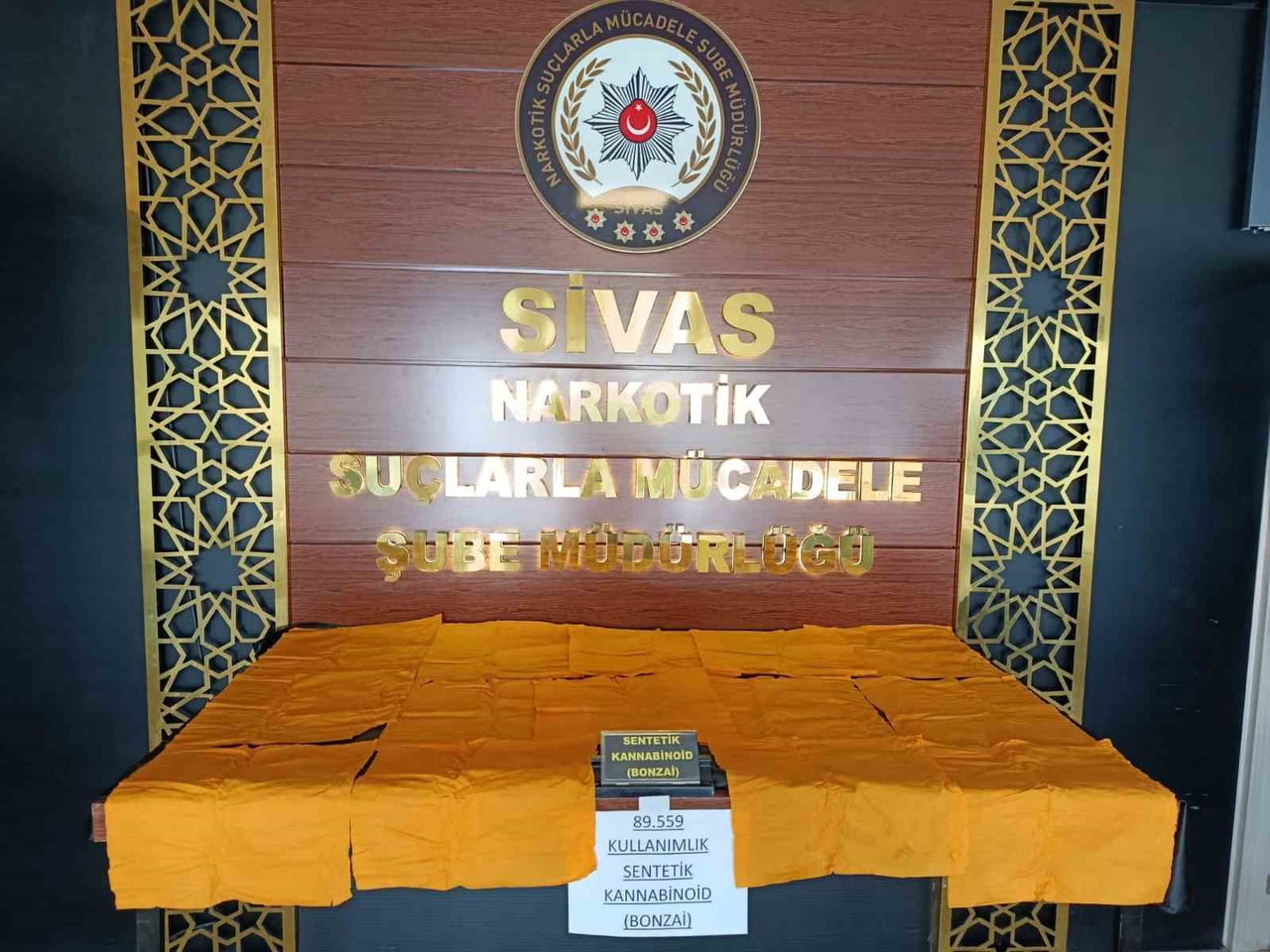 ARAMADA 14 PARÇA HALİNDE 89 BİN 559 KULLANIMLIK KÂĞIDA EMDİRİLMİŞ SENTETİK KANNABİNOİD MADDESİ ELE...