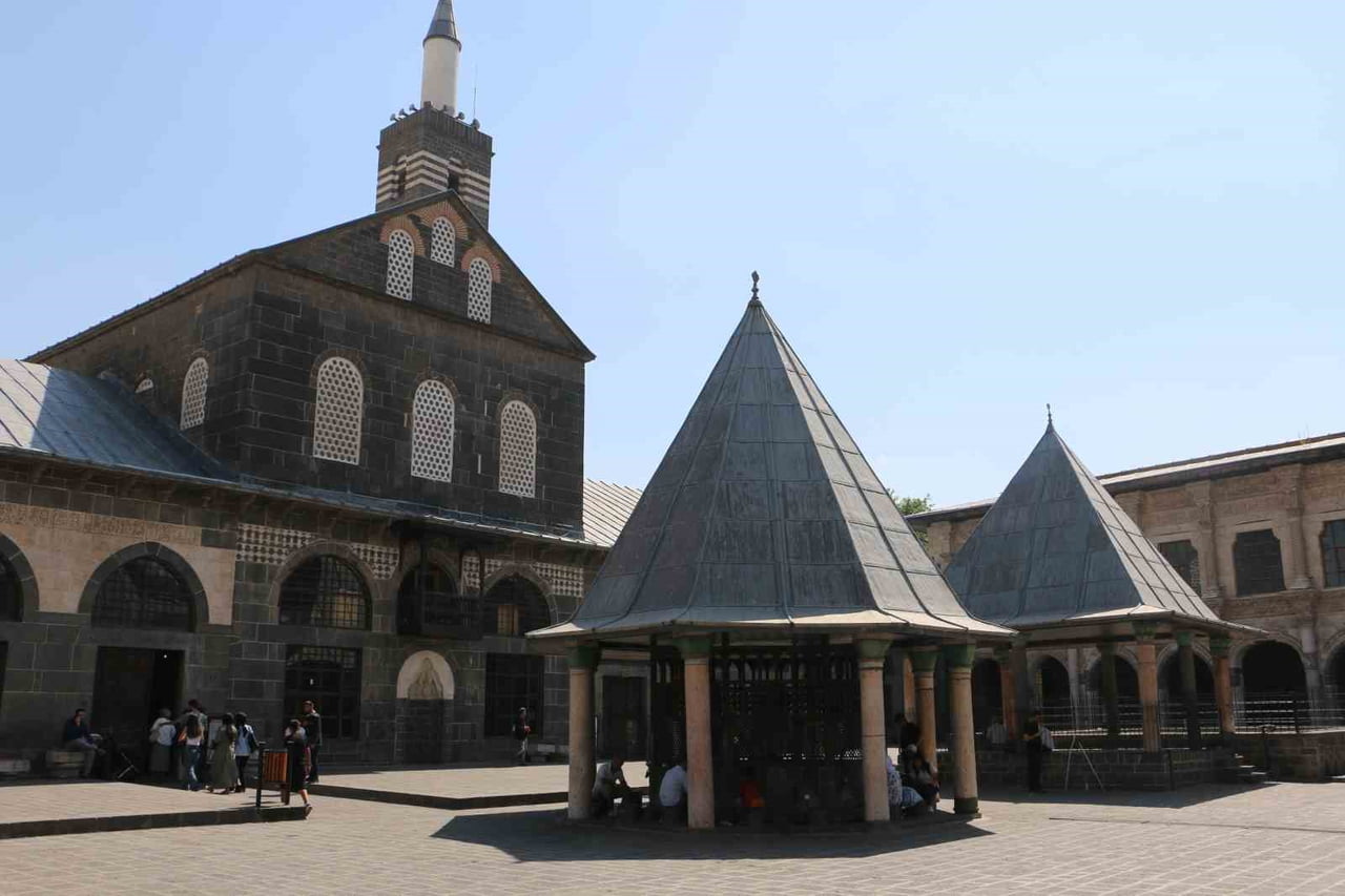 ARAŞTIRMACI YAZAR ABDULAZİZ YATKIN, DİYARBAKIR’IN MANEVİ TARİHİNE IŞIK TUTACAK “PEYGAMBERLER ŞEHRİ...
