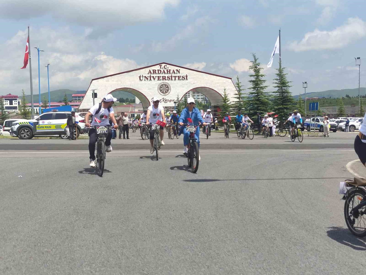 ARDAHAN'DA BİSİKLET FESTİVALİ DÜZENLENEN TÖRENLE BAŞLADI.