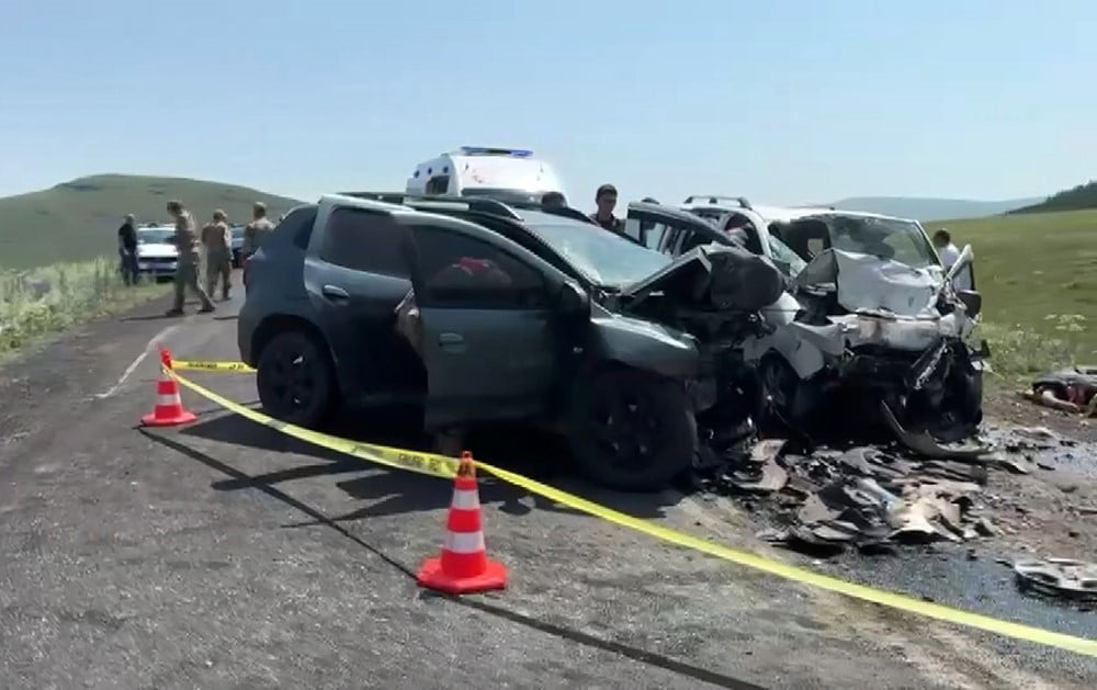 ARDAHAN'DA İKİ ARACIN ÇARPIŞMASI SONUCU 3 KİŞİ ÖLDÜ, 3 KİŞİ YARALANDI.