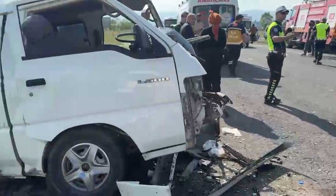 ARDAHAN'DA PANELVAN İLE OTOMOBİLİN ÇARPIŞTIĞI TRAFİK KAZASINDA 7 KİŞİ YARALANDI.